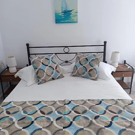 Kapetan Giannis 3* Adamantas (Milos)